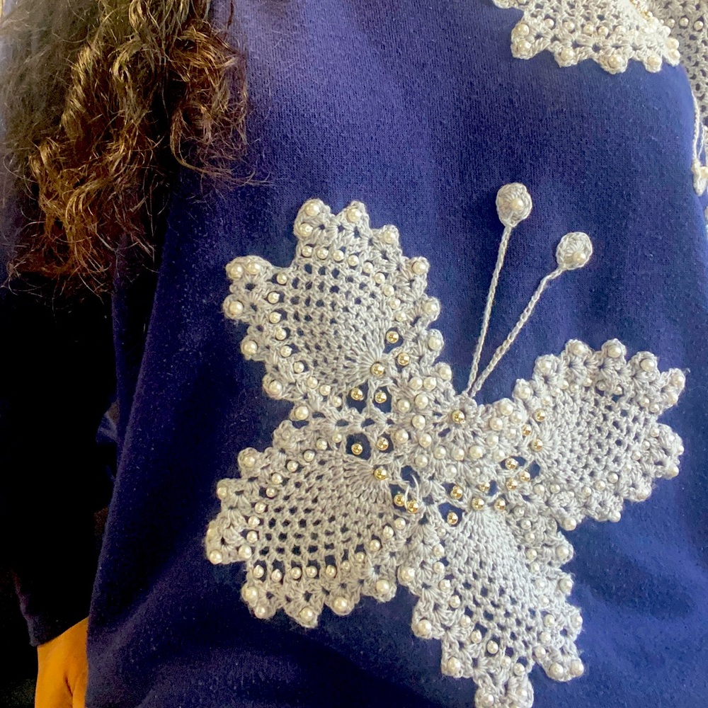 ❤️ 2 for $40 Cool appliqué sweatshirt large